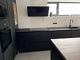 Cuisine  noir Mat avec plan de travail compact noir mat verni &agrave; Walcourt - Cuisines &eacute;quip&eacute;es design compl&egrave;tes Cr&eacute;a-M